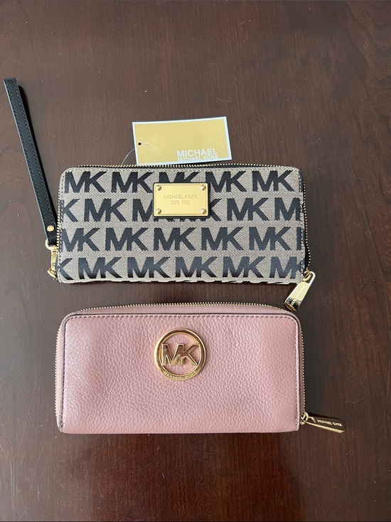 Michael Kors Handbags - Michael Kors Pink Leather Zip Wallet and black MK Logo Wristlet Set